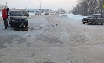 Столкновение ВАЗ-2106 и Renault Logan на перекрестке Дзержинского - Омской в Кургане